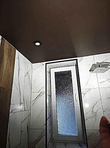 Łazienka z marmurem i prysznicem walk-in — Lumero