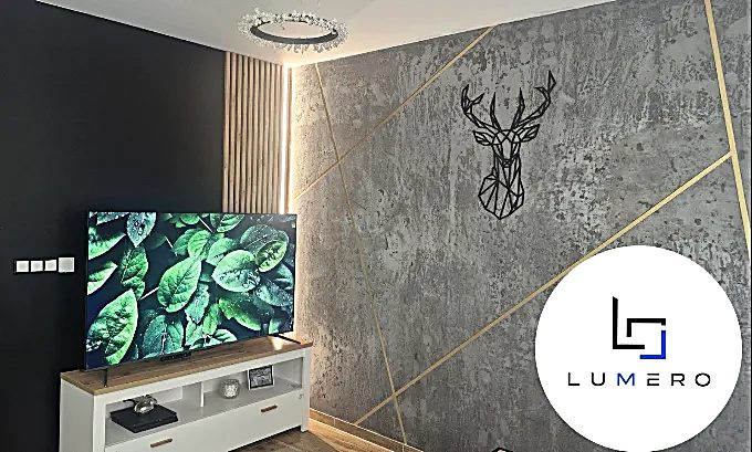 Salon z betonem dekoracyjnym, lamelami i LED — Lumero