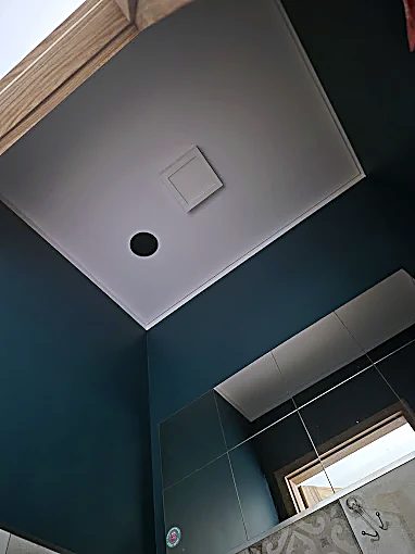 Czarny sufit napinany połysk z LED — realizacja Lumero
